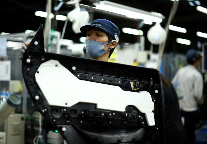 Công nhân làm việc trên dây chuyền lắp ráp tại Nanjo Auto Interior, nhà sản xuất tấm cửa bên trong và các bộ phận khác cho Mazda Motor, ở thành phố Akitakata, tỉnh Hiroshima, Nhật Bản. (Ảnh: Reuters)