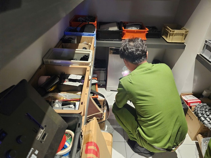 Cảnh sát khám xét căn hộ của Ngân 98.