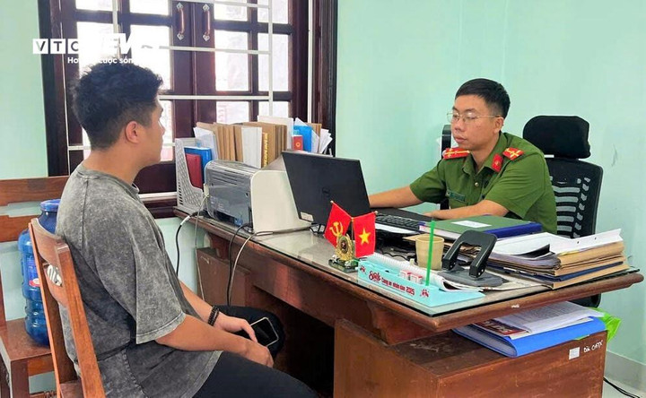Thanh niên Đ.N. trình báo tại cơ quan Công an phường Bồng Sơn sau khi thoát chết từ Campuchia trở về. (Ảnh: Công an cung cấp)