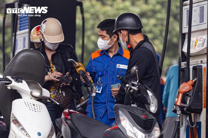 Giá xăng chiều nay (16/10) dự báo tăng nhẹ, trong khi giá dầu có thể giảm. (Ảnh minh họa: Công Hiếu).