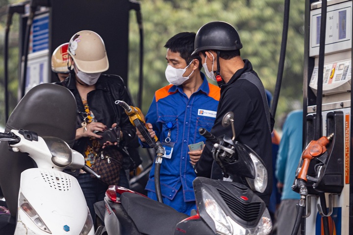 Chiều nay, giá xăng trong nước có thể tăng, giá dầu giảm