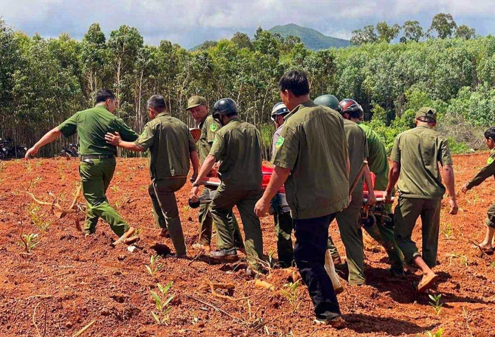 Lực lượng chức năng giải cứu thành ông H. bị rơi xuống giếng sau một đêm. (Ảnh: Địa phương cung cấp)