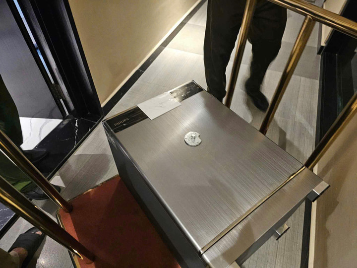 Két sắt chứa 80 sổ đỏ bị lực lượng chức năng thu giữ.