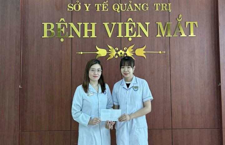 Bệnh viện Mắt Nam Quảng Trị khen thưởng điều dưỡng Lê Thị Thu Hà (bên phải). (Ảnh: CTV)