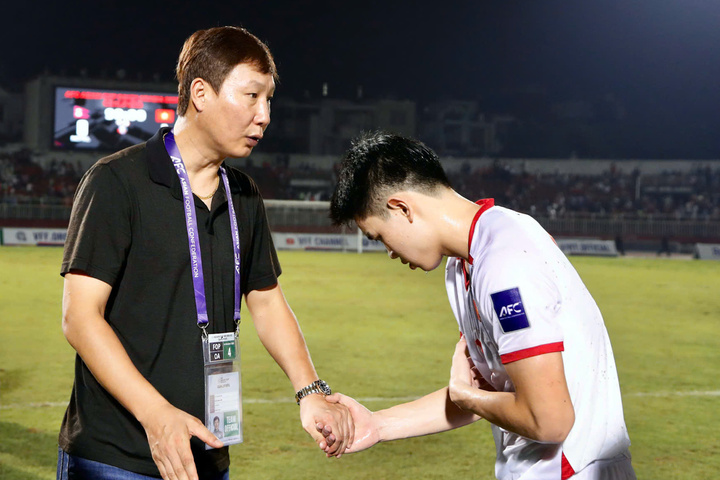 HLV Kim Sang-sik gặp rất nhiều khó khăn.