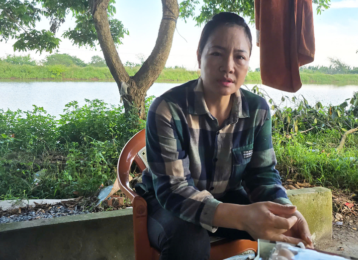 Chị Phạm Thị Lừng thẫn thờ sau khi trang trại bị trộm đột nhập, hiện nay ban đêm phải thức trắng để canh đàn gà còn lại.
