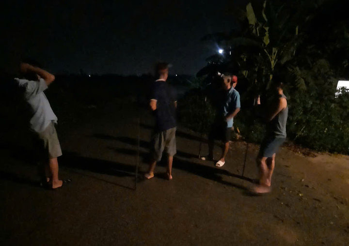Người dân cắt cử nhân sự để tuần tra xuyên đêm tại các trang trại chăn nuôi.