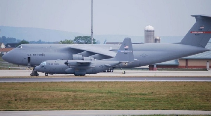 Máy bay vận tải hạng nặng C-5 bên cạnh máy bay vận tải hạng trung C-130. Ảnh Military Watch