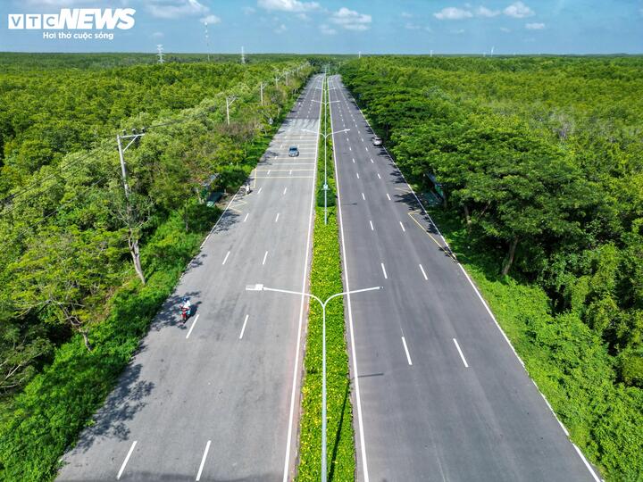 Die U-Bahn-Linie, die das Zentrum von Ho-Chi-Minh-Stadt mit Can Gio verbindet, beginnt im alten Bezirk 7 und verläuft parallel zur Schnellstraße Ben Luc – Long Thanh. Anschließend biegt sie in die Rung Sac Straße nach Can Gio ab. (Foto: Luong Y)