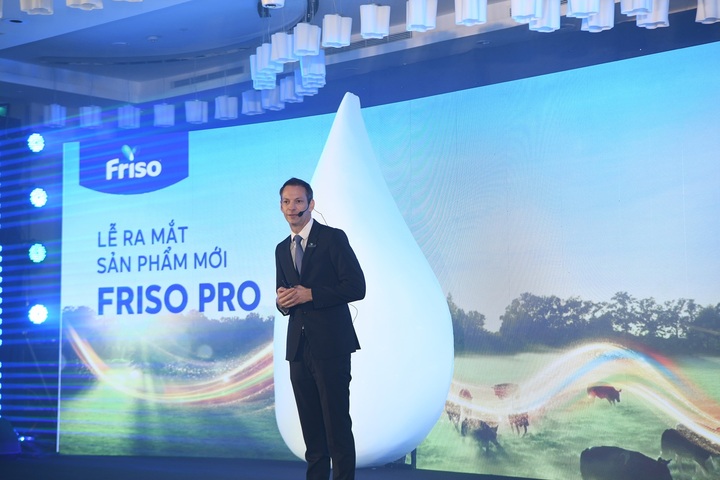 Ông Russell Lipchin, Tổng Giám đốc FrieslandCampina Việt Nam, khẳng định Friso Pro là minh chứng cho cam kết nuôi dưỡng trẻ em Việt khỏe mạnh từ bên trong.