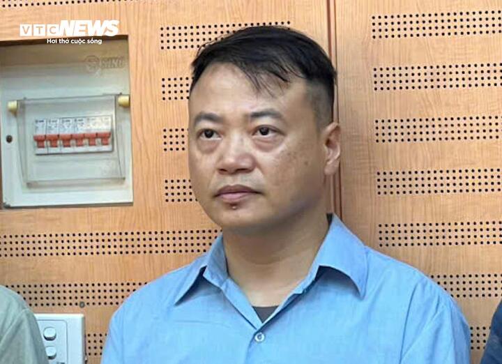 Ông Nguyễn Hòa Bình (Shark Bình) tại cơ quan công an.