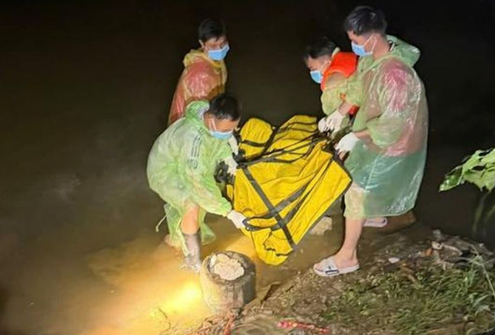 Lực lượng chức năng đưa thi thể nạn nhân lên bờ, phục vụ công tác khám nghiệm. (Ảnh: Nhật Hoàng)