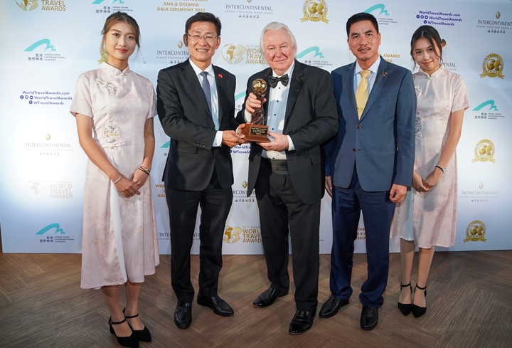 Ông Graham Cooke, nhà sáng lập World Travel Awards, chúc mừng và trao cúp cho đại diện lãnh đạo Vietjet.
