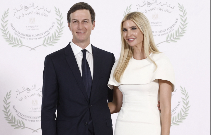 Ông Jared Kushner và vợ, con gái Tổng thống Mỹ, bà Ivanka Trump chụp ảnh tại hội nghị thượng đỉnh các nhà lãnh đạo thế giới về chấm dứt chiến tranh Gaza, tại Sharm el-Sheikh, Ai Cập, ngày 13/10/2025. (Ảnh: Reuters)