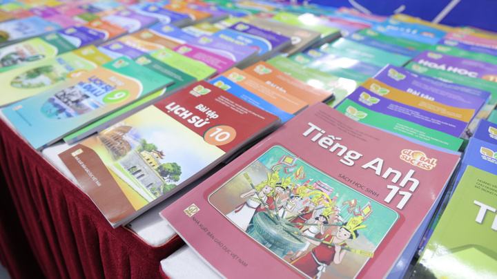 Độc giả yêu thích tìm đọc sách của NXB Giáo dục Việt Nam tại Hội sách Hà Nội - 2