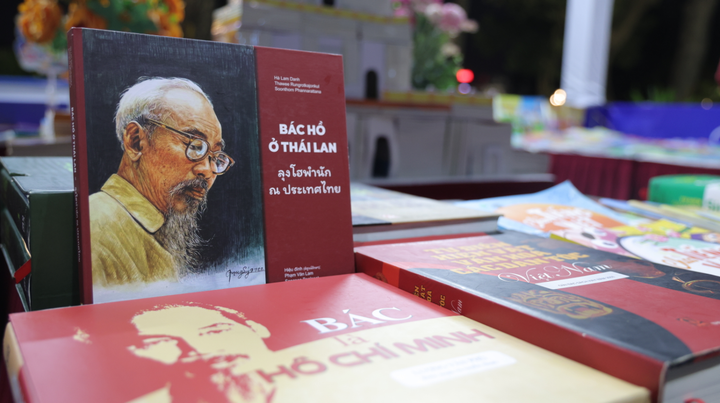 Độc giả yêu thích tìm đọc sách của NXB Giáo dục Việt Nam tại Hội sách Hà Nội - 3