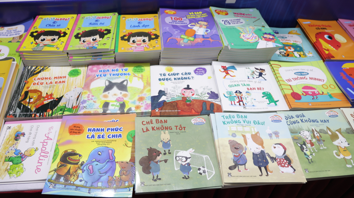 Độc giả yêu thích tìm đọc sách của NXB Giáo dục Việt Nam tại Hội sách Hà Nội - 4