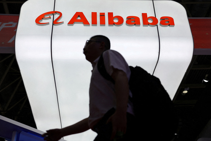 Hình ảnh logo của Alibaba được trưng bày tại gian hàng của tập đoàn trong Triển lãm Chuỗi cung ứng Quốc tế Trung Quốc ở Bắc Kinh, Trung Quốc, ngày 16/7/2025. (Ảnh: Reuters)