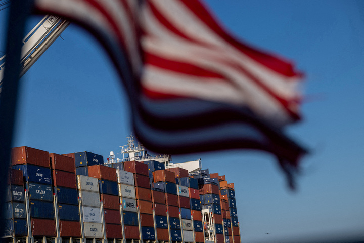 Một tàu chở hàng chất đầy container cập cảng Oakland, bang California, Mỹ. (Ảnh: Reuters)
