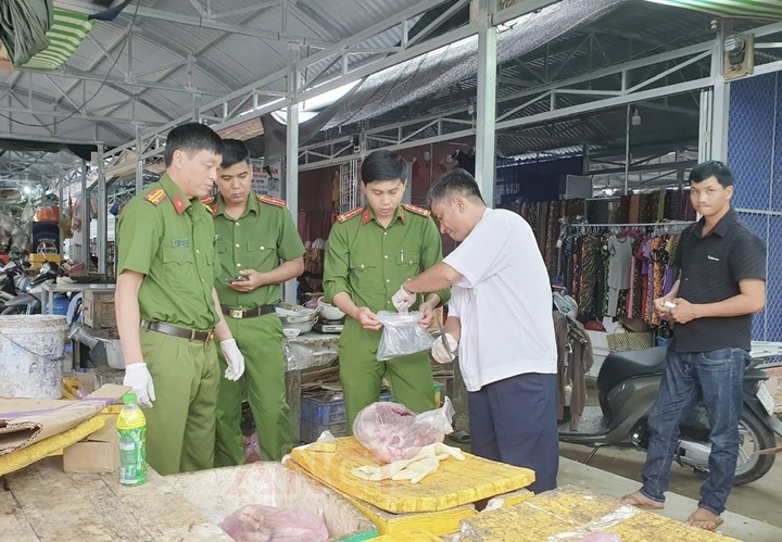 Đoàn kiểm tra lấy mẫu giám định tại sạp thịt heo của bà C. (Ảnh: CACC)