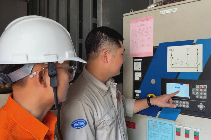 EVNHANOI phối hợp cùng đơn vị quản lý kiểm tra hệ thống máy phát tại Trung tâm Hội nghị Quốc gia.