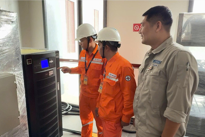 EVNHANOI phối hợp cùng đơn vị quản lý kiểm tra hệ thống UPS phục vụ hội trường.