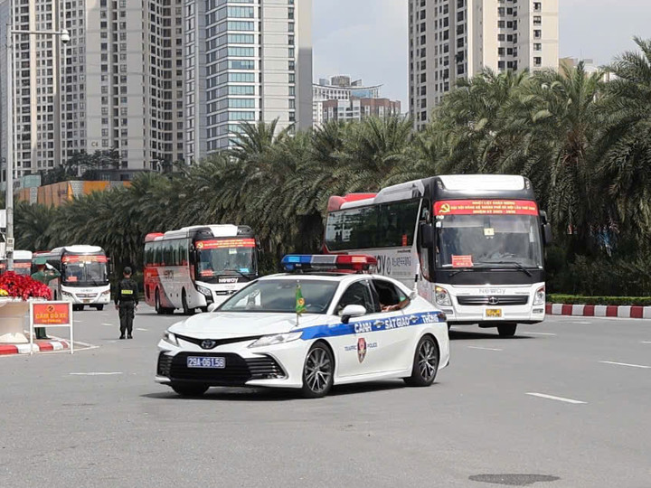 Xe CSGT Hà Nội dẫn đoàn đại biểu dự Đại hội.