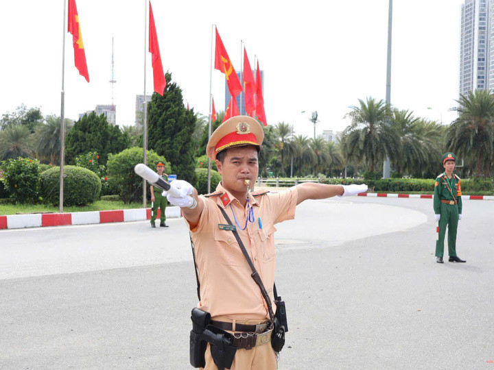 Lực lượng CSGT phân luồng tại các tuyến đường dẫn tới Trung tâm Hội nghị Quốc gia.