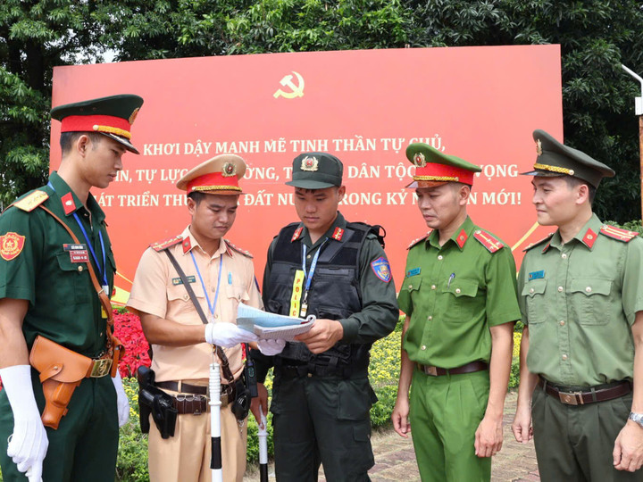 Song song với đó, công tác tuần tra, giám sát qua hệ thống camera được duy trì thường xuyên, xử lý nghiêm các vi phạm như dừng, đỗ sai quy định, sử dụng rượu bia khi lái xe, không đội mũ bảo hiểm, chở hàng cồng kềnh...
