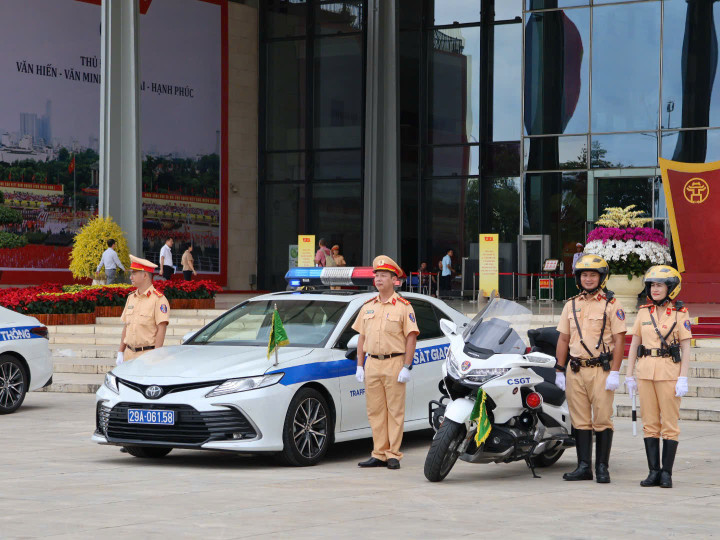 Các lực lượng CSGT được huy động tối đa, phối hợp chặt chẽ với các đơn vị chức năng, tổ chức đón dẫn các đoàn đại biểu, lãnh đạo Đảng, Nhà nước; tăng cường ứng trực tại các tuyến, nút giao trọng điểm; chủ động điều tiết, phân luồng, không để xảy ra ùn tắc, bảo đảm giao thông thông suốt.
