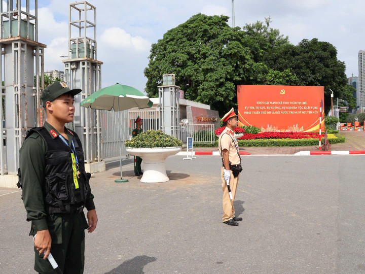 Lực lượng CSGT Hà Nội túc trực trước cổng Trung tâm Hội nghị Quốc gia đảm bảo an ninh trật tự, giao thông thông suốt trong 3 ngày diễn ra Đại hội.