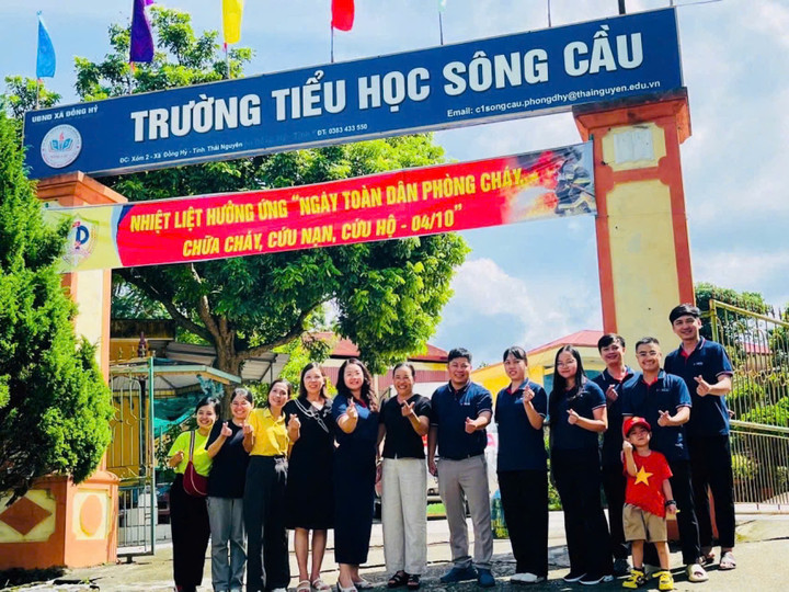 Các thầy cô và phụ huynh trường New 5 cùng Tiểu học Sông Cầu chụp ảnh kỷ niệm chuyến thiện nguyện ý nghĩa và xúc động.