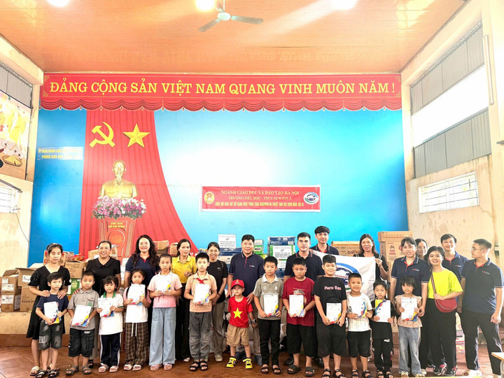 Trường New 5 cùng phụ huynh trao quà tặng cho học sinh trường Tiểu học Sông Cầu.