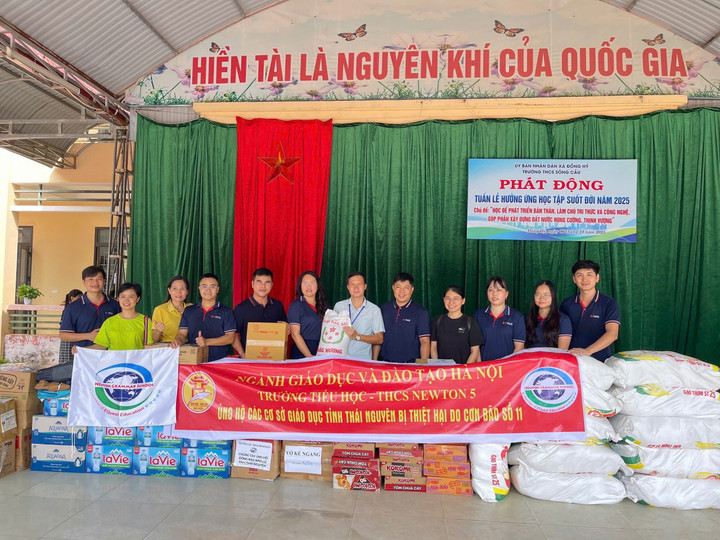 Đại diện Hội đồng trường, cô Lê Thị Thanh Nhàn – Hiệu trưởng trường New5 – cùng phụ huynh học sinh đã trao quà tặng cho học sinh trường THCS Sông Cầu, thông qua thầy Ngô Thế Quyền – Hiệu trưởng nhà trường.