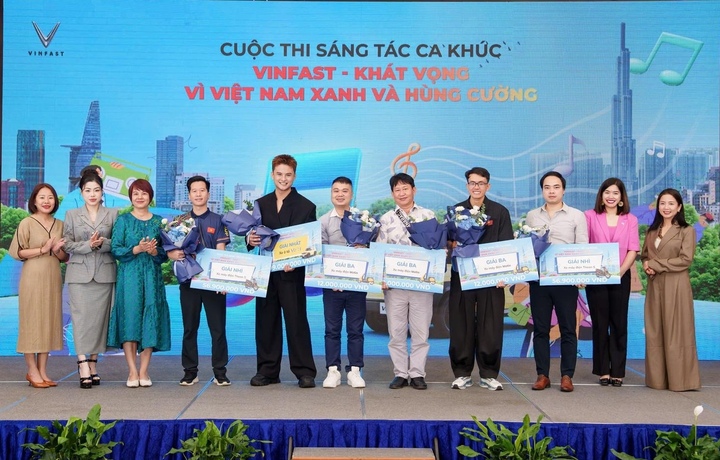 Đại diện ban tổ chức cuộc thi cùng các tác giả đạt giải Nhất, Nhì, Ba.