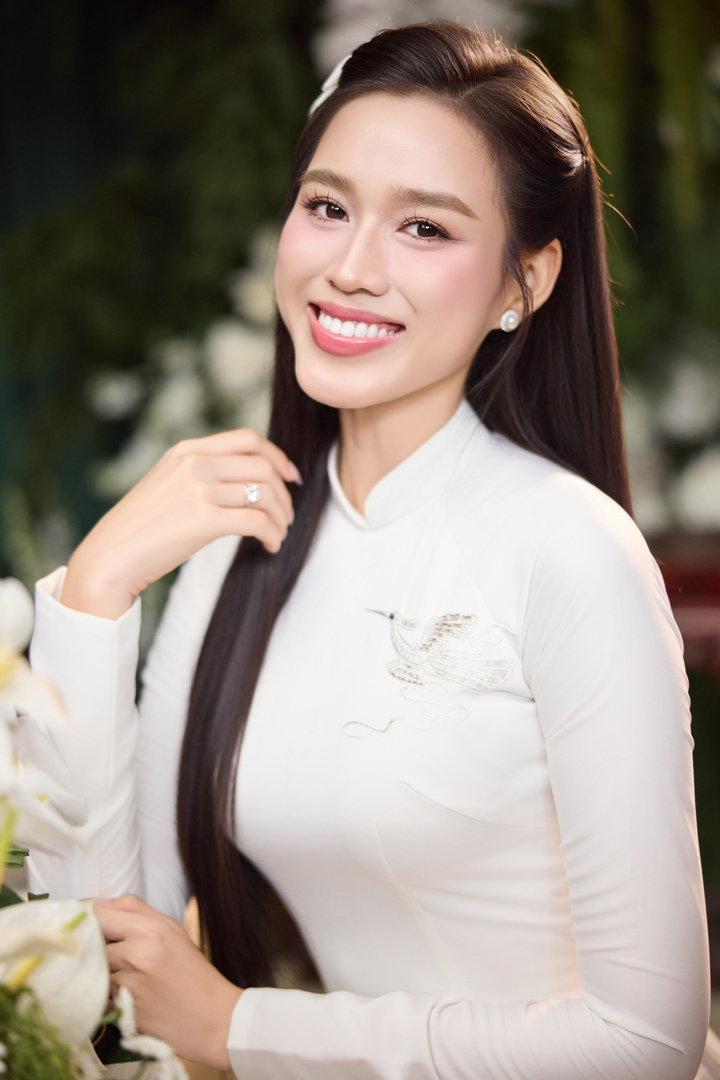 Người đẹp chọn áo dài trắng tối giản, cùng lối trang điểm nhẹ nhàng tôn lên vẻ đẹp tự nhiên.