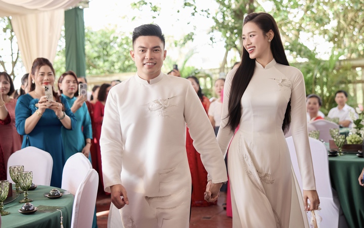 Lễ ăn hỏi của Hoa hậu Đỗ Thị Hà và doanh nhân Nguyễn Viết Vương diễn ra vào sáng 16/10.