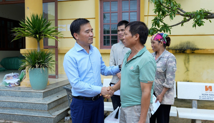 Trước đó, đoàn công tác Petrovietnam đã đến xã Tuấn Sơn - một trong những địa phương chịu ảnh hưởng nặng nề nhất tại tỉnh Lạng Sơn do cơn bão số 11 để trực tiếp trao hỗ trợ cho người dân.