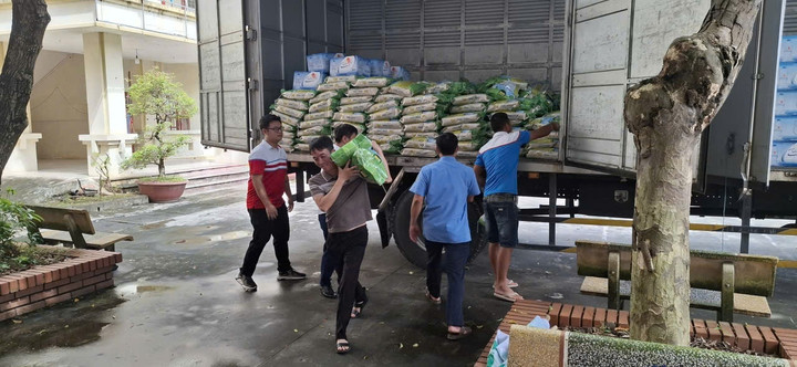 Bên cạnh khoản hỗ trợ 3 tỷ đồng cho tỉnh, trên cơ sở tìm hiểu trực tiếp nhu cầu của người dân, Petrovietnam còn trao tặng các nhu yếu phẩm thiết yếu như gạo, nước uống… nhằm kịp thời hỗ trợ các hộ gia đình chịu ảnh hưởng sau cơn bão.