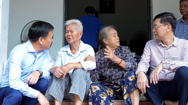 Đối với những hộ dân có hoàn cảnh đặc biệt, đoàn công tác Petrovietnam đã đến tận nơi nhằm trao quà hỗ trợ giúp bà con yên tâm sớm ổn định cuộc sống.