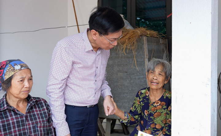 Ông Trần Quang Dũng thăm hỏi, động viên bà con tại phường Đa Mai, tỉnh Bắc Ninh.