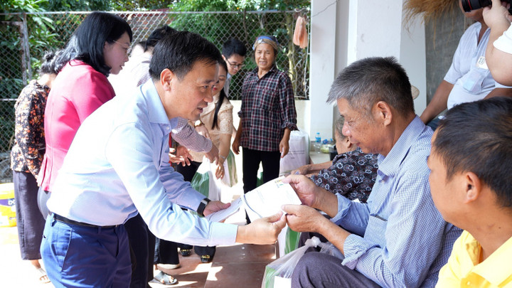 Ông Vũ Anh Tuấn trao những phần quà hỗ trợ cho đồng bào phường Đa Mai, tỉnh Bắc Ninh.