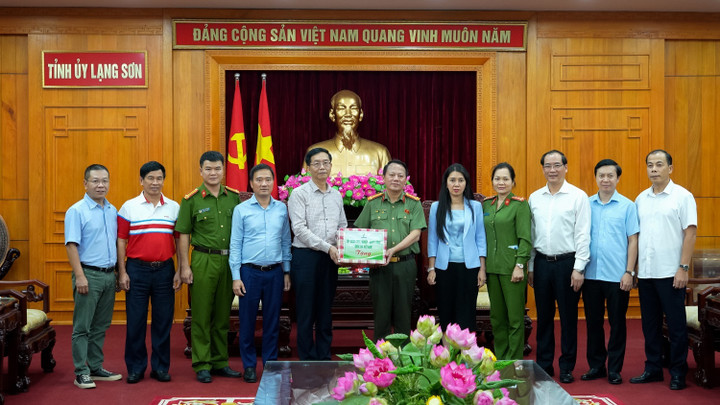 Bên cạnh đó, Petrovietnam đã hỗ trợ khoảng 25.000 quyển vở cho học sinh trên địa bàn tỉnh Lạng Sơn.