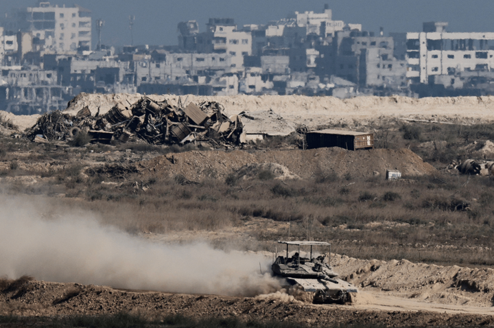 Xe tăng của Israel đang diễn tập ở Gaza, nhìn từ phía biên giới Israel. (Ảnh: Reuters)