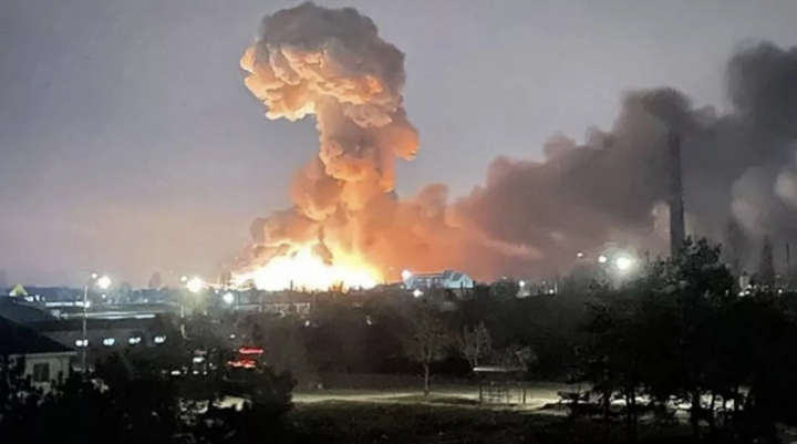 Cột lửa khói bốc lên ở Kiev sau cuộc tấn công của Nga trước đó. (Ảnh: NBC News)