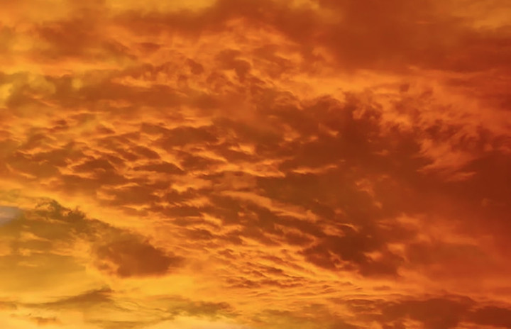 Ngoài hiện tượng cầu vồng đôi, trên bầu trời Hà Nội và một số tỉnh lân cận xảy ra hiện tượng "ráng mỡ gà".