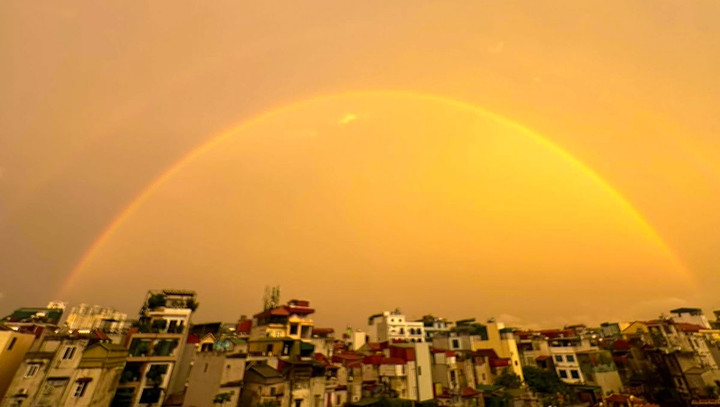 Rạng sáng 16/10, tại Hà Nội và một số địa phương lân cận xảy ra mưa. Sau đó, bầu trời chuyển vàng và xuất hiện cầu vồng kép.