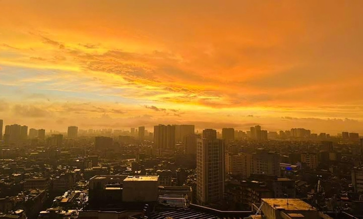 Anh Nguyễn Văn Dương (Định Công, Hà Nội) chia sẻ: "Vào khoảng 5h15 sáng nay, khi vừa mở cửa sổ ra trông thấy bầu trời phủ một lớp ánh vàng rực rỡ, xa xa là cầu vồng kép.