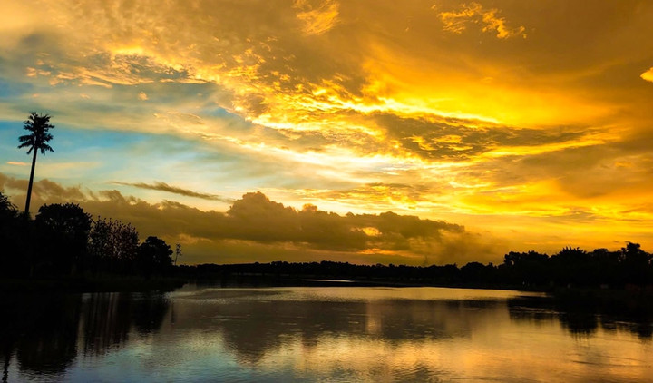 Do ánh sáng phản xạ hai lần bị suy giảm mạnh, cầu vồng thứ hai thường khó quan sát nếu không có điều kiện ánh sáng lý tưởng, như bình minh sau mưa.