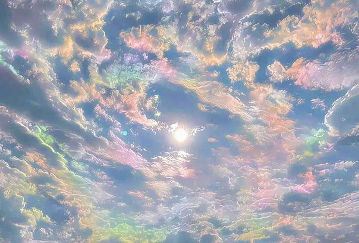 Cầu vồng đôi xảy ra khi ánh sáng mặt trời bị phản xạ bên trong giọt nước tới hai lần, tạo nên một dải cầu vồng phụ bên ngoài cầu vồng chính.